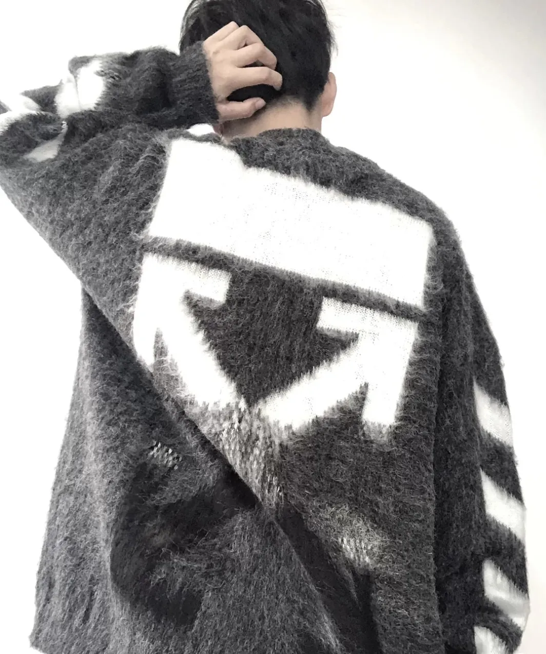 ♻️💯Upper body reference model picture❤️Top tested version OFFWHITE (OW) Gradient Mohair Striped Arrow Sweater Hoodie Gradient Rendering Arrow Couple Sweater Mohair sweater OW will be released every year🛒 The same style and ever-changing colors, really no girl does not love it, it is super suitable for wearing under a down jacket in winter, and will not be bloated! If the lower body is missing, their favorite os version🙋🏻‍♀️ intuitively adds natural softness and fairy beauty effect, which is the best choice! The upper body is lightweight and does not weigh down the body while keeping warm. The sleeves and the gradient arrow parts on the back are repeatedly patterned until the gradient level is satisfied before large-scale products are released. The craftsmanship is extremely demanding. Each sweater is woolen at least ten times to give it a plush, thick feel and good fluffiness! ✅ Fabric composition: 50% mohair 32 spandex 18% wool, three-level anti-pilling Color: gray-white gradient Size: XS/S (positive European size, size is too large) ⚠️Sweater cleaning method: Mohair is not the same as ordinary short-sleeved sweaters, and it is also different from other thick-line sweaters! Mohair is lighter and softer, so be careful not to machine wash it, not machine washable! ! emphasize! !  ⚠️Hand wash with warm water and cold water P:440